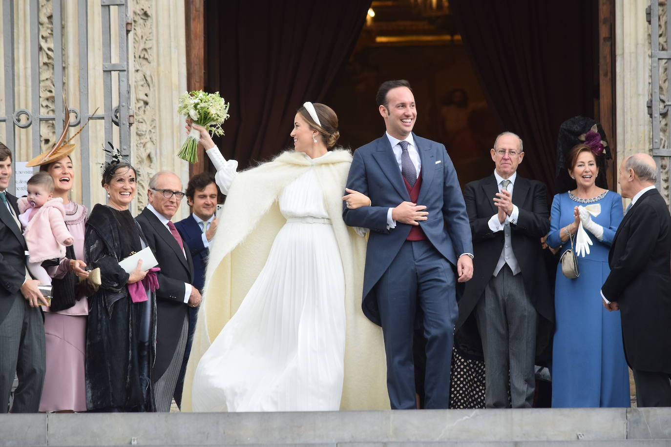 El hijo menor de Luis Fernández-Vega, Andrés Fernández-Vega Cueto-Felgueroso, celebró este sábado su boda con la odontóloga gallega Emma Quiroga. El multitudinario enlace tuvo lugar en la Iglesia de los Jerónimos, en Madrid, y contó con la presencia de numerosas personalidades de Asturias. La novia llegó a la iglesia, muy sonriente, del brazo de su padre, con un sencillo vestido de manga larga y cuello alto, sobre el que lucía una larga capa. Tras la ceremonia religiosa, los novios salieron, visiblemente emocionados de la iglesia, mientras una banda de gaitas gallega acompañaba sus pasos. Varios autobuses se encargaron de trasladar a los invitados hasta la exclusiva Quinta del Jarama, a unos 25 kilómetros al norte de Madrid, donde continuarán las celebraciones. Informa Ana Ranera. 