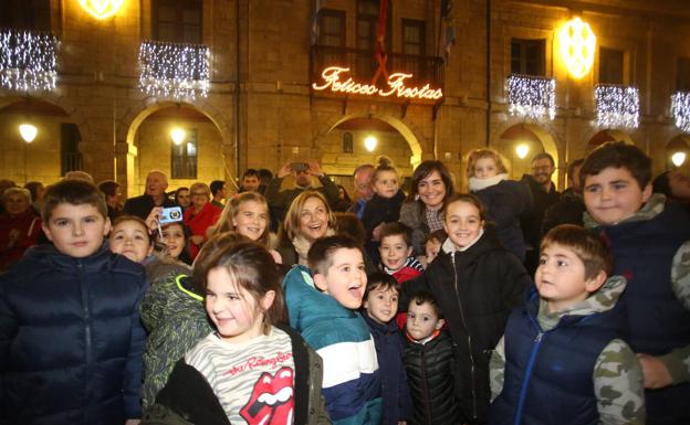 La alcaldesa presionó el botón de encendido de las luces con la ayuda de niños. 