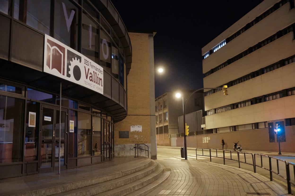 La puerta de acceso al instituto, cerrada. 