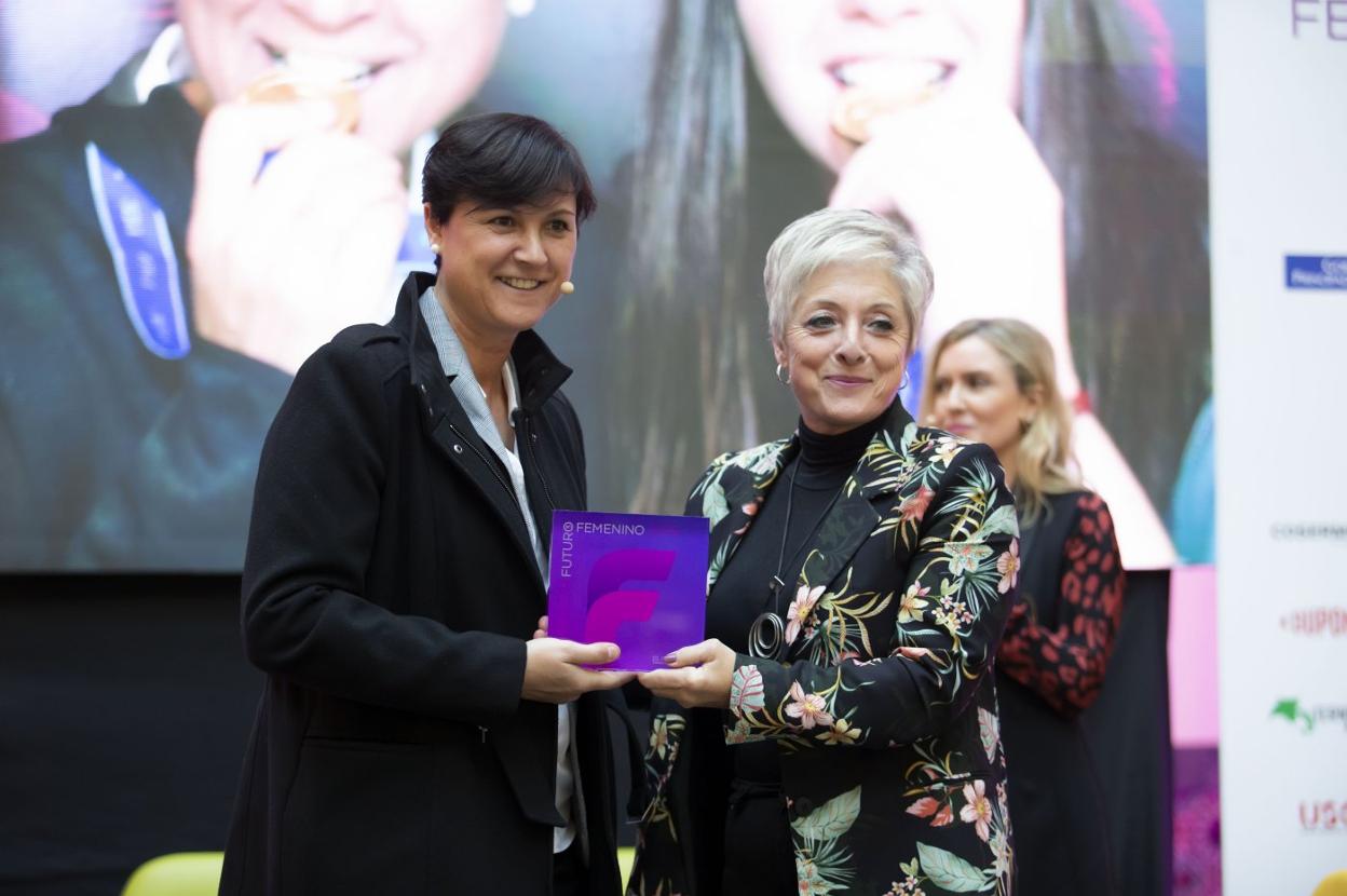 Toña Is recibió el Premio Futuro en Femenino de manos de Marta Cernuda, consejera de Caja Rural de Asturias. 