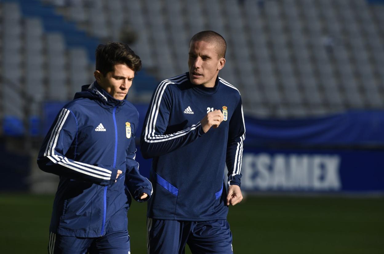 El centrocampista Lolo, a la derecha, y su compañero Nieto, durante el entrenamiento. 