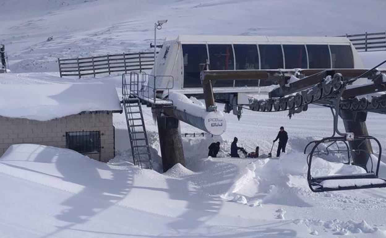 Trabajadores en el telesilla de El Brañillín, el principal de la estación invernal.