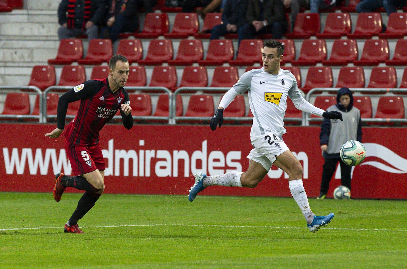 Fotos: Las imágenes del partido entre el Mirandés 0 - 0 Sporting