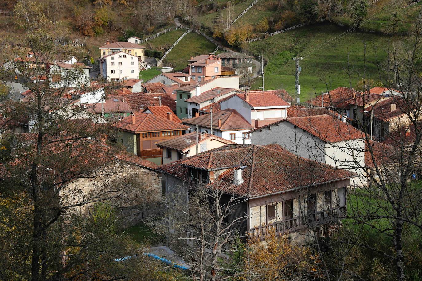 64.100 asturianos de más de 65 años viven solos, si bien en la zona rural la cercanía con los vecinos reduce el riesgo de aislamiento extremo