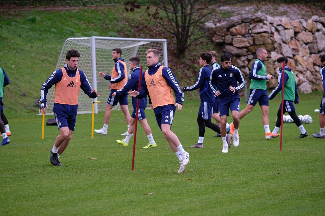 Borja Sánchez y Edu Cortina, en primer plano, durante el entrenamiento de ayer. 