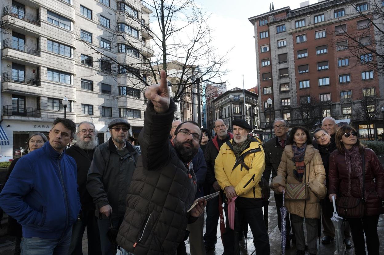 Antonio Huerta en primer término, en el Parchís, durante la ruta memorialista republicana. 