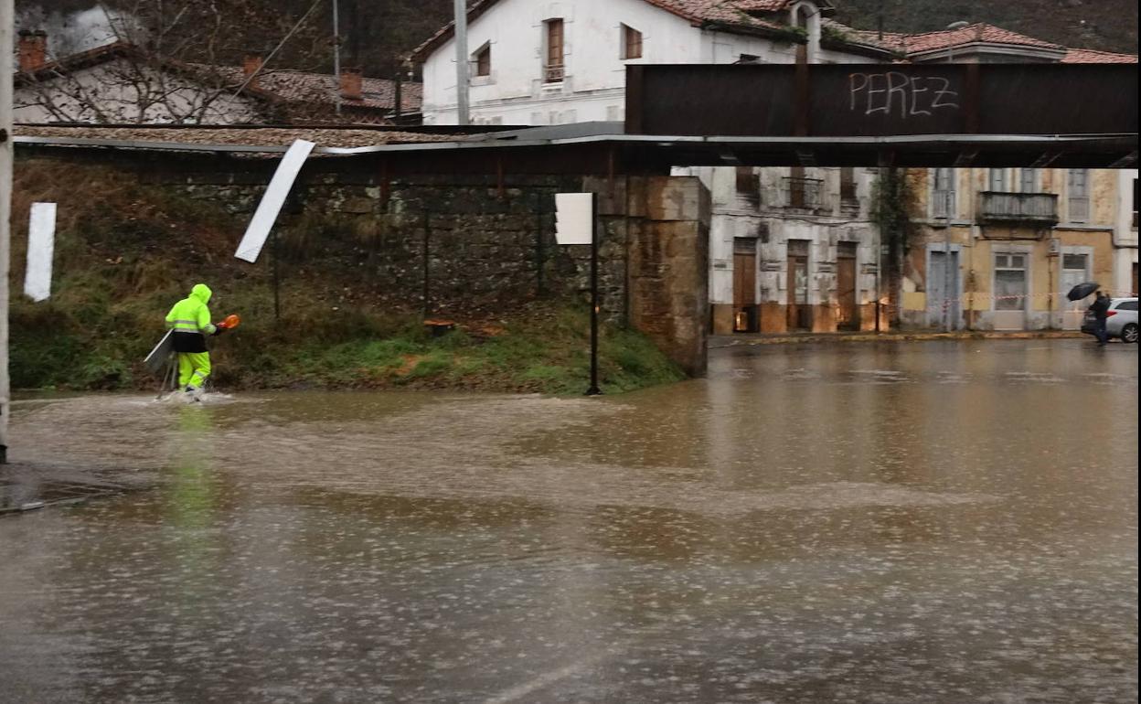 Las lluvias cortan más de cuatro horas la carretera de El Fitu en Arriondas