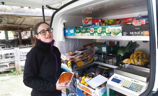 Irene Fernández recorre en su furgoneta todo Caso y Sobrescobio. 