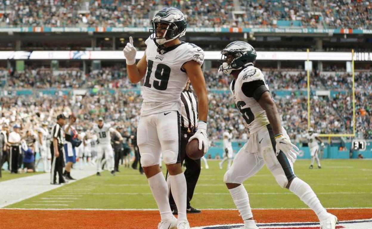 JJ Arcega-Whiteside celebrando su primer touchdown.