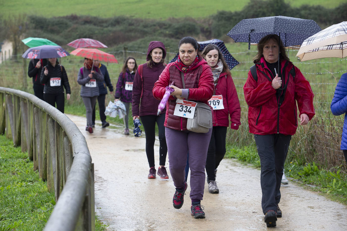 Ha llovido mucho, pero eso no mermó los ánimos de los participantes en la Marcha Familiar Solidaria de EL COMERCIO, organizada este año en beneficio de la asociación Galbán, dedicada a apoyar a familias de niños con cáncer.