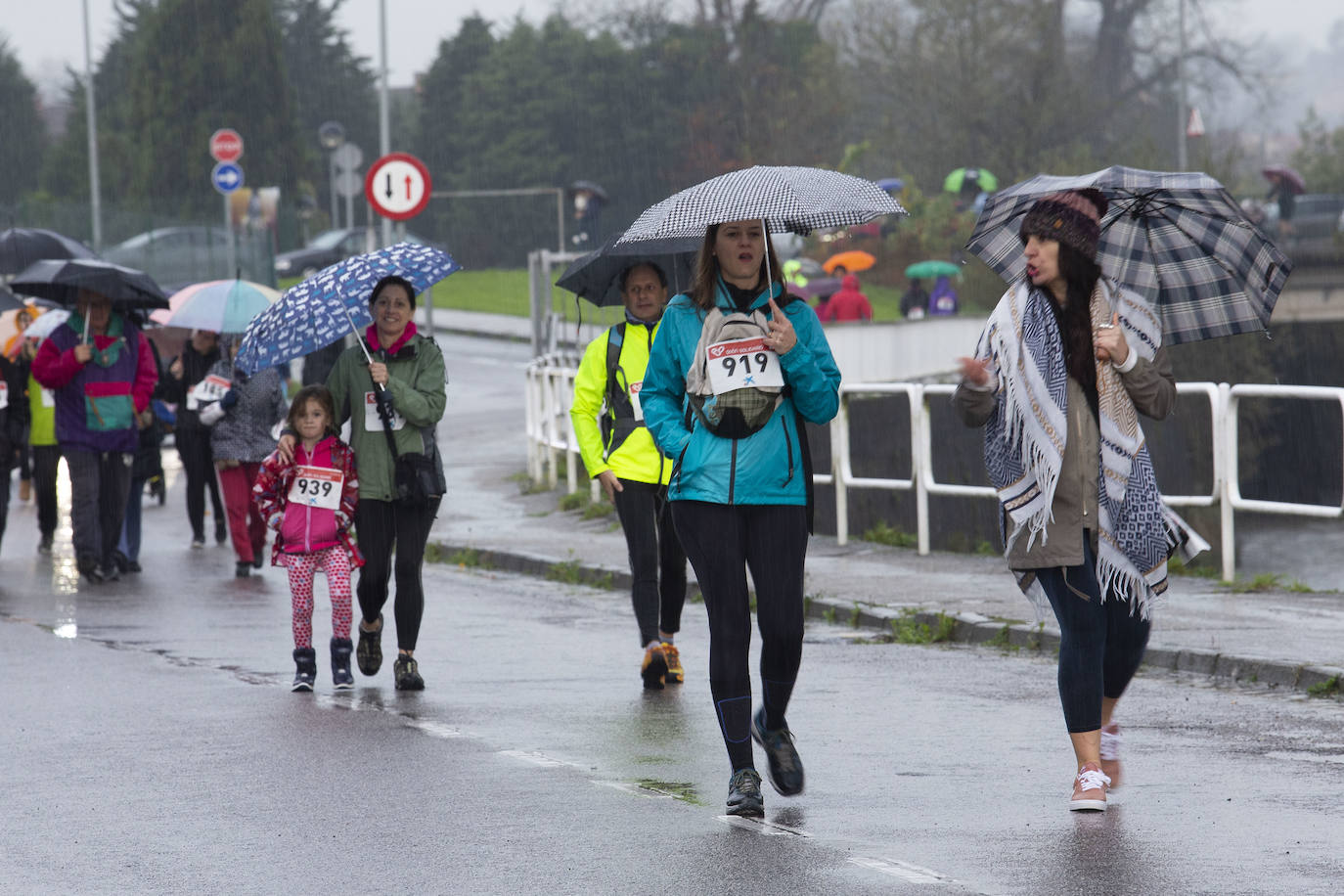 Ha llovido mucho, pero eso no mermó los ánimos de los participantes en la Marcha Familiar Solidaria de EL COMERCIO, organizada este año en beneficio de la asociación Galbán, dedicada a apoyar a familias de niños con cáncer.