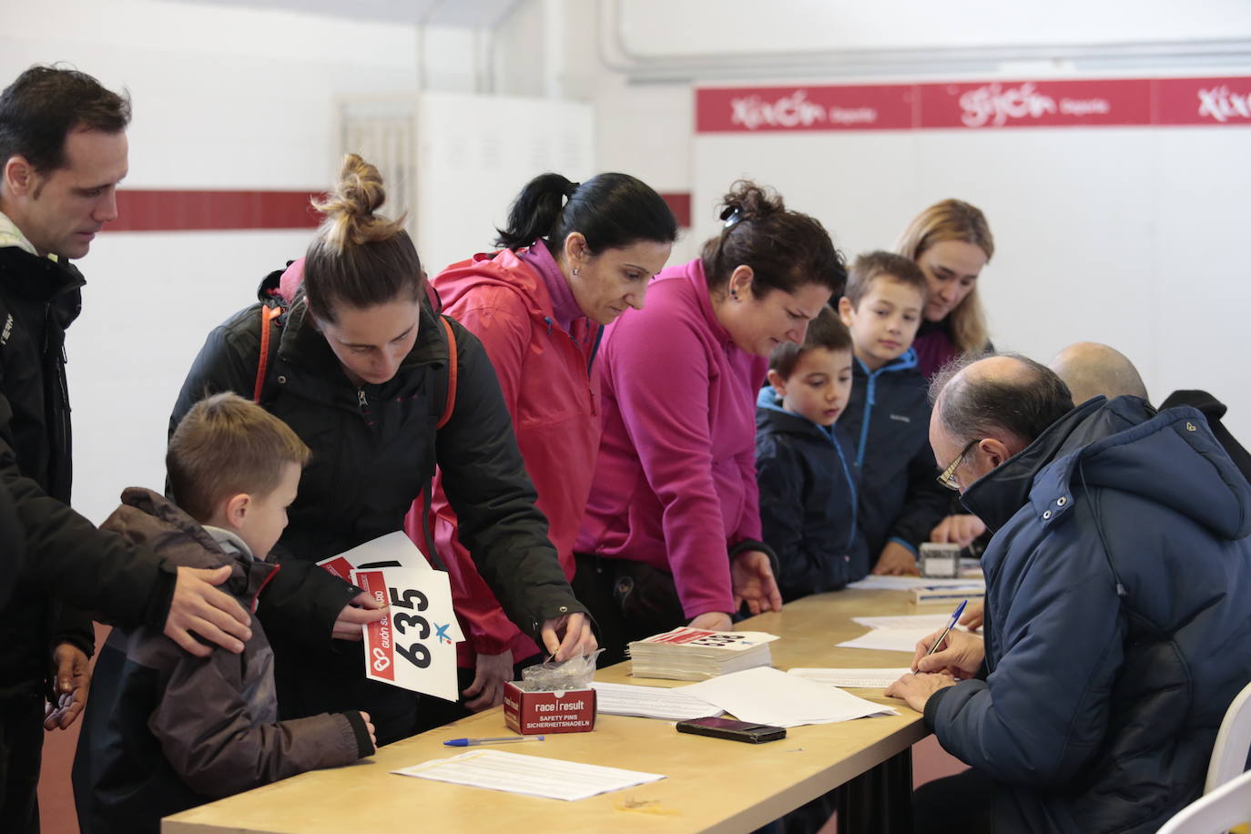 Ha llovido mucho, pero eso no mermó los ánimos de los participantes en la Marcha Familiar Solidaria de EL COMERCIO, organizada este año en beneficio de la asociación Galbán, dedicada a apoyar a familias de niños con cáncer.