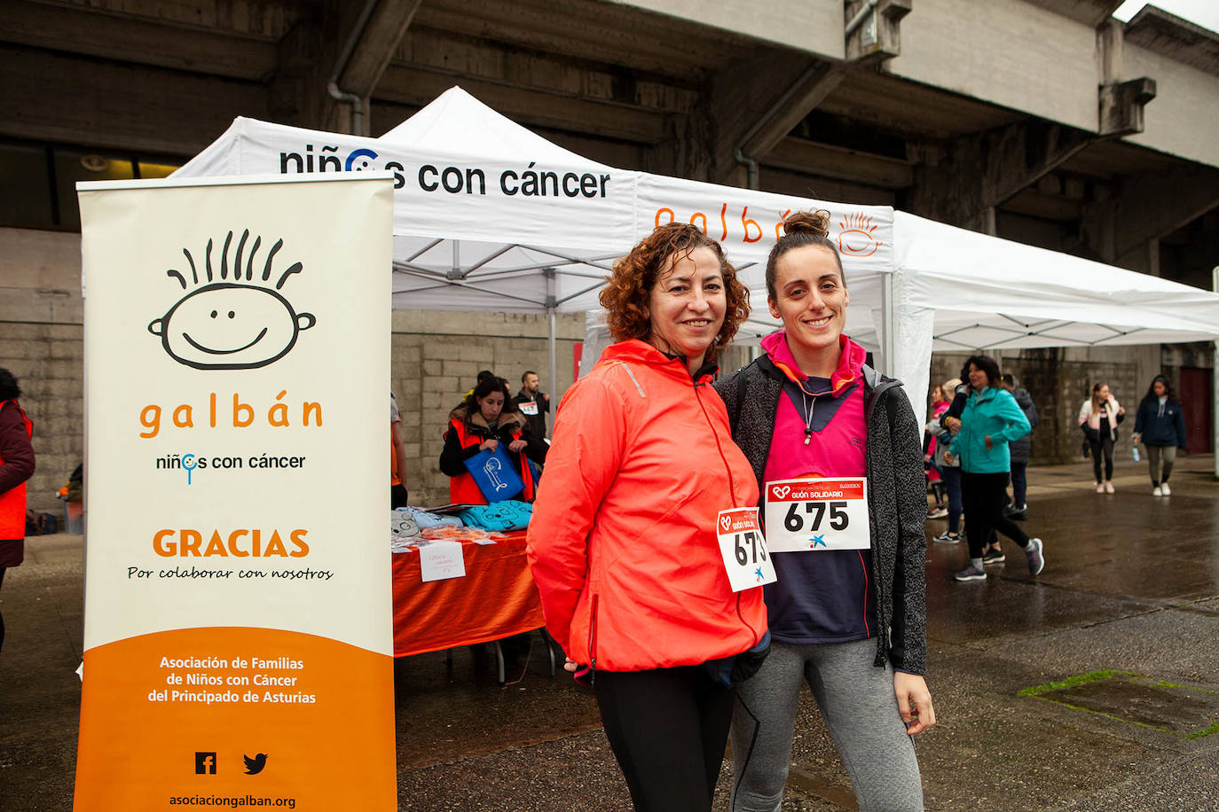 Ha llovido mucho, pero eso no mermó los ánimos de los participantes en la Marcha Familiar Solidaria de EL COMERCIO, organizada este año en beneficio de la asociación Galbán, dedicada a apoyar a familias de niños con cáncer.