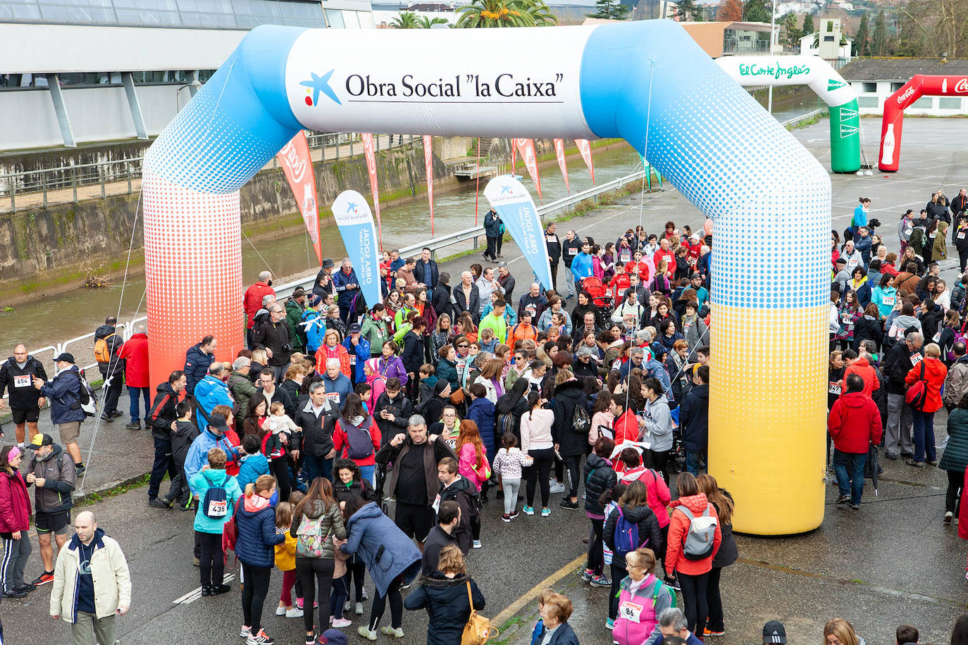 Ha llovido mucho, pero eso no mermó los ánimos de los participantes en la Marcha Familiar Solidaria de EL COMERCIO, organizada este año en beneficio de la asociación Galbán, dedicada a apoyar a familias de niños con cáncer.