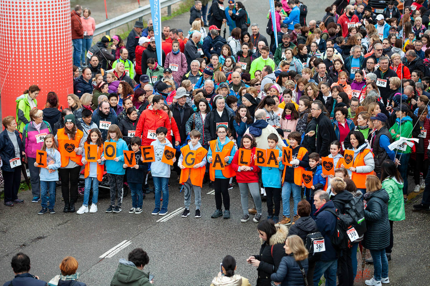 Ha llovido mucho, pero eso no mermó los ánimos de los participantes en la Marcha Familiar Solidaria de EL COMERCIO, organizada este año en beneficio de la asociación Galbán, dedicada a apoyar a familias de niños con cáncer.