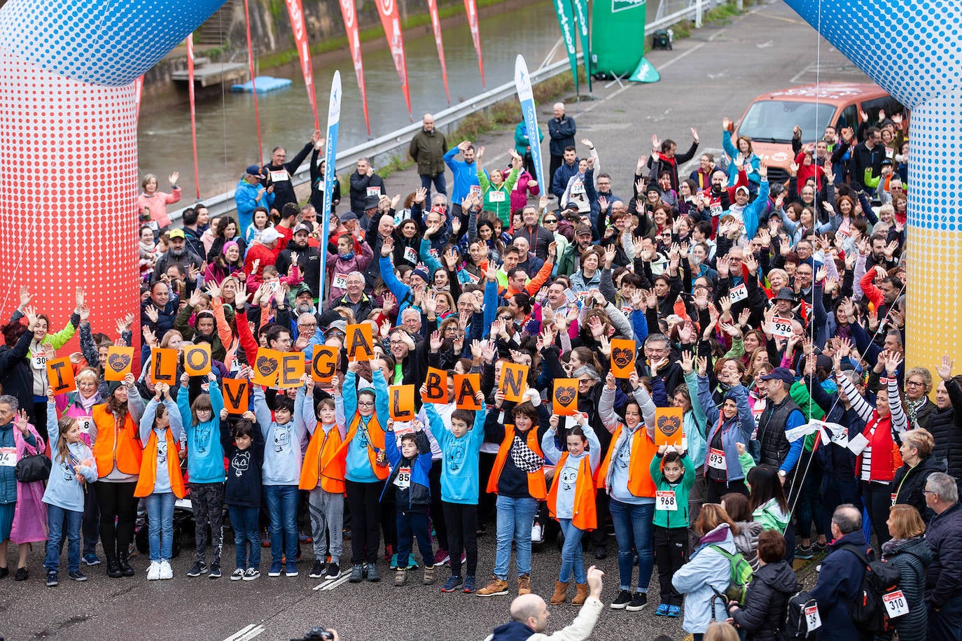 Ha llovido mucho, pero eso no mermó los ánimos de los participantes en la Marcha Familiar Solidaria de EL COMERCIO, organizada este año en beneficio de la asociación Galbán, dedicada a apoyar a familias de niños con cáncer.