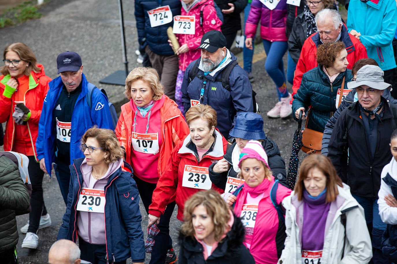 Ha llovido mucho, pero eso no mermó los ánimos de los participantes en la Marcha Familiar Solidaria de EL COMERCIO, organizada este año en beneficio de la asociación Galbán, dedicada a apoyar a familias de niños con cáncer.