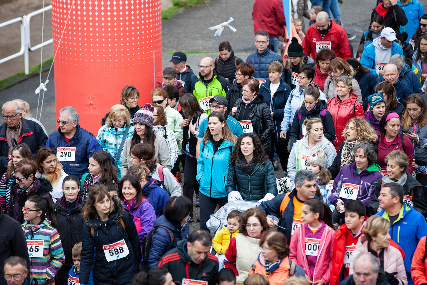 Ha llovido mucho, pero eso no mermó los ánimos de los participantes en la Marcha Familiar Solidaria de EL COMERCIO, organizada este año en beneficio de la asociación Galbán, dedicada a apoyar a familias de niños con cáncer.