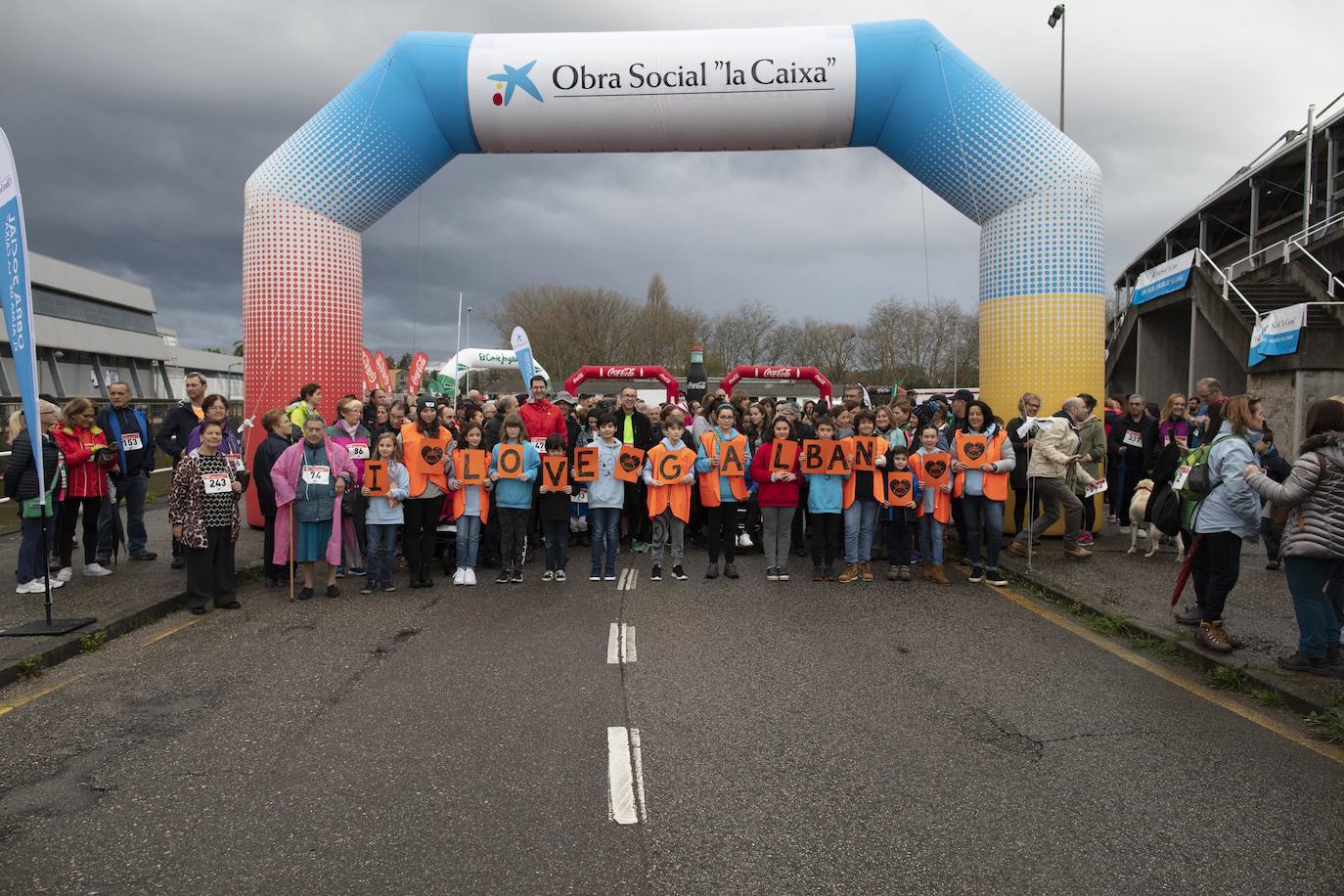 Ha llovido mucho, pero eso no mermó los ánimos de los participantes en la Marcha Familiar Solidaria de EL COMERCIO, organizada este año en beneficio de la asociación Galbán, dedicada a apoyar a familias de niños con cáncer.