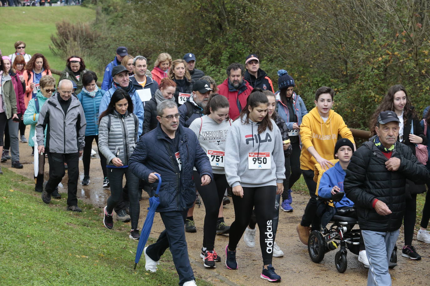 Ha llovido mucho, pero eso no mermó los ánimos de los participantes en la Marcha Familiar Solidaria de EL COMERCIO, organizada este año en beneficio de la asociación Galbán, dedicada a apoyar a familias de niños con cáncer.