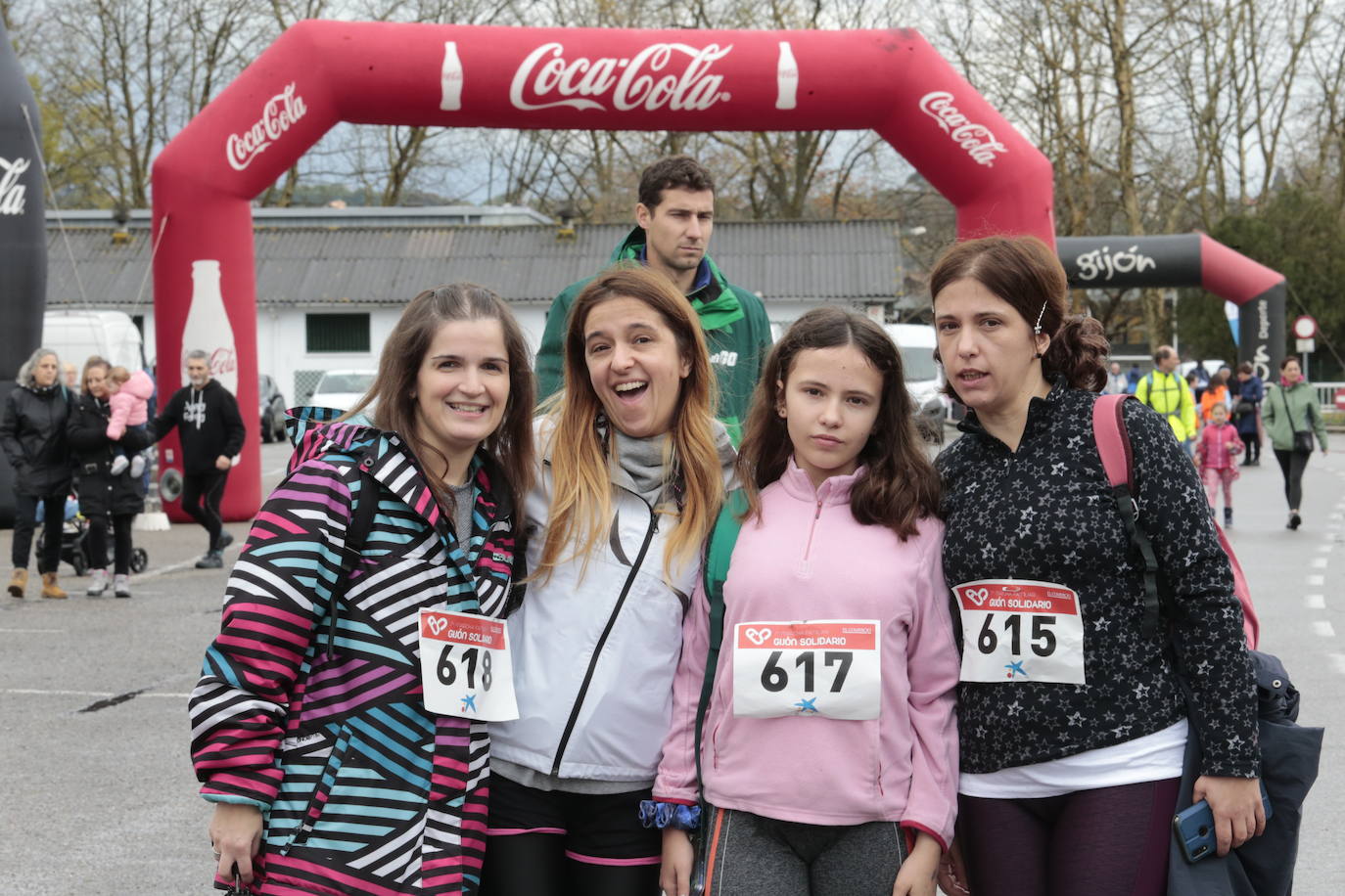 Ha llovido mucho, pero eso no mermó los ánimos de los participantes en la Marcha Familiar Solidaria de EL COMERCIO, organizada este año en beneficio de la asociación Galbán, dedicada a apoyar a familias de niños con cáncer.