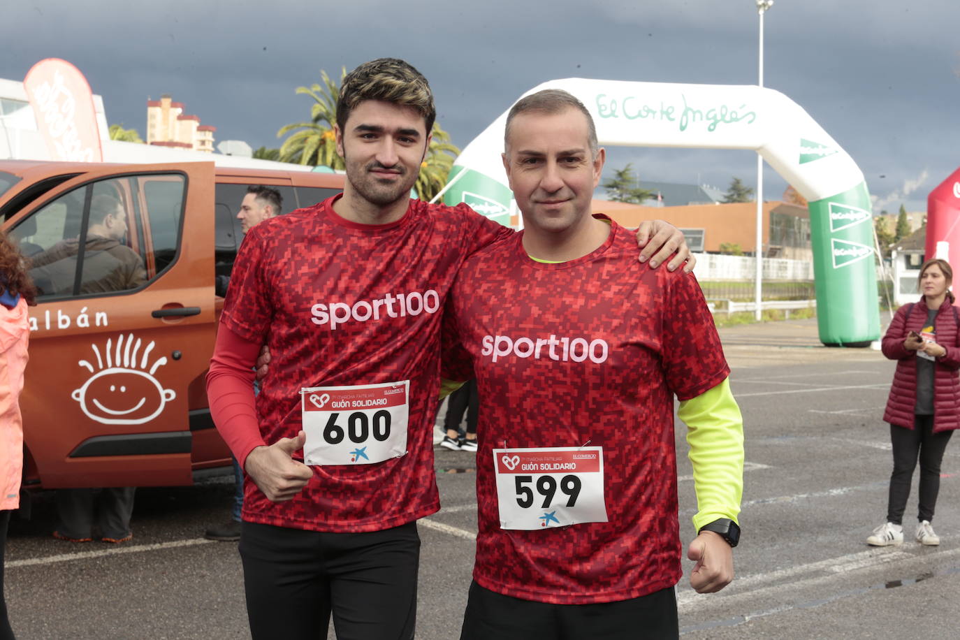 Ha llovido mucho, pero eso no mermó los ánimos de los participantes en la Marcha Familiar Solidaria de EL COMERCIO, organizada este año en beneficio de la asociación Galbán, dedicada a apoyar a familias de niños con cáncer.