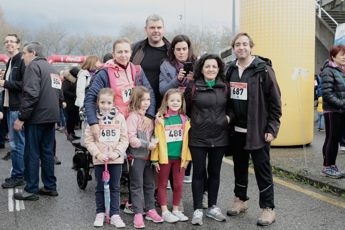 Ha llovido mucho, pero eso no mermó los ánimos de los participantes en la Marcha Familiar Solidaria de EL COMERCIO, organizada este año en beneficio de la asociación Galbán, dedicada a apoyar a familias de niños con cáncer.