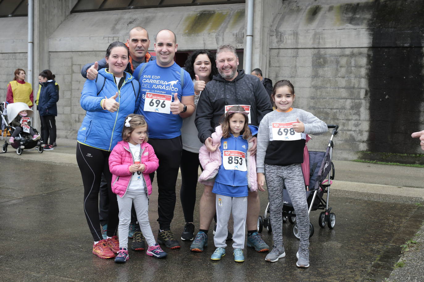 Ha llovido mucho, pero eso no mermó los ánimos de los participantes en la Marcha Familiar Solidaria de EL COMERCIO, organizada este año en beneficio de la asociación Galbán, dedicada a apoyar a familias de niños con cáncer.