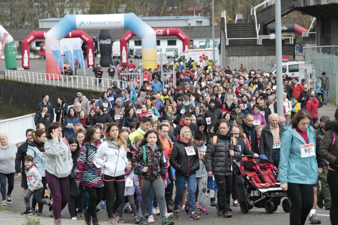 Ha llovido mucho, pero eso no mermó los ánimos de los participantes en la Marcha Familiar Solidaria de EL COMERCIO, organizada este año en beneficio de la asociación Galbán, dedicada a apoyar a familias de niños con cáncer.