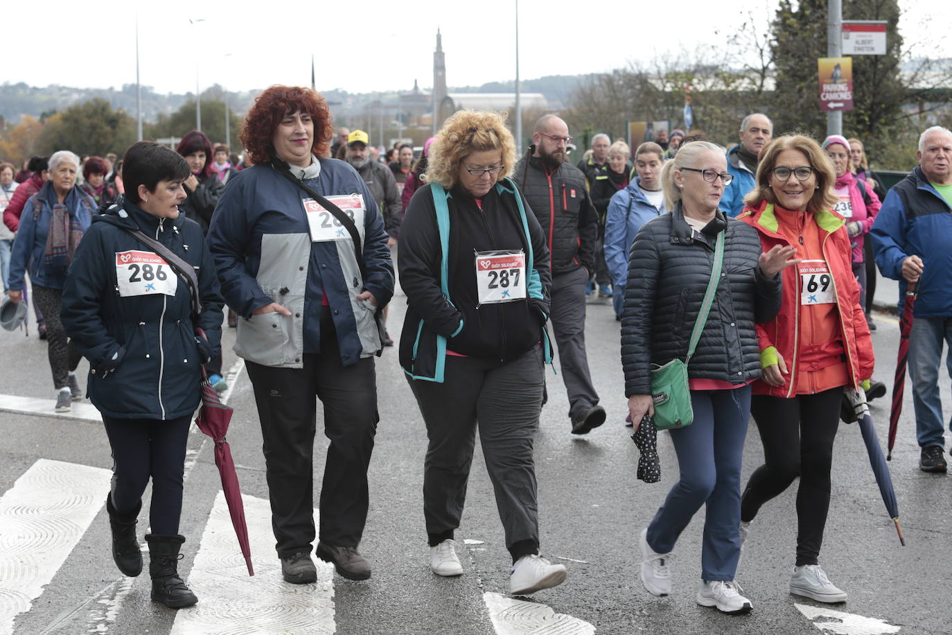 Ha llovido mucho, pero eso no mermó los ánimos de los participantes en la Marcha Familiar Solidaria de EL COMERCIO, organizada este año en beneficio de la asociación Galbán, dedicada a apoyar a familias de niños con cáncer.