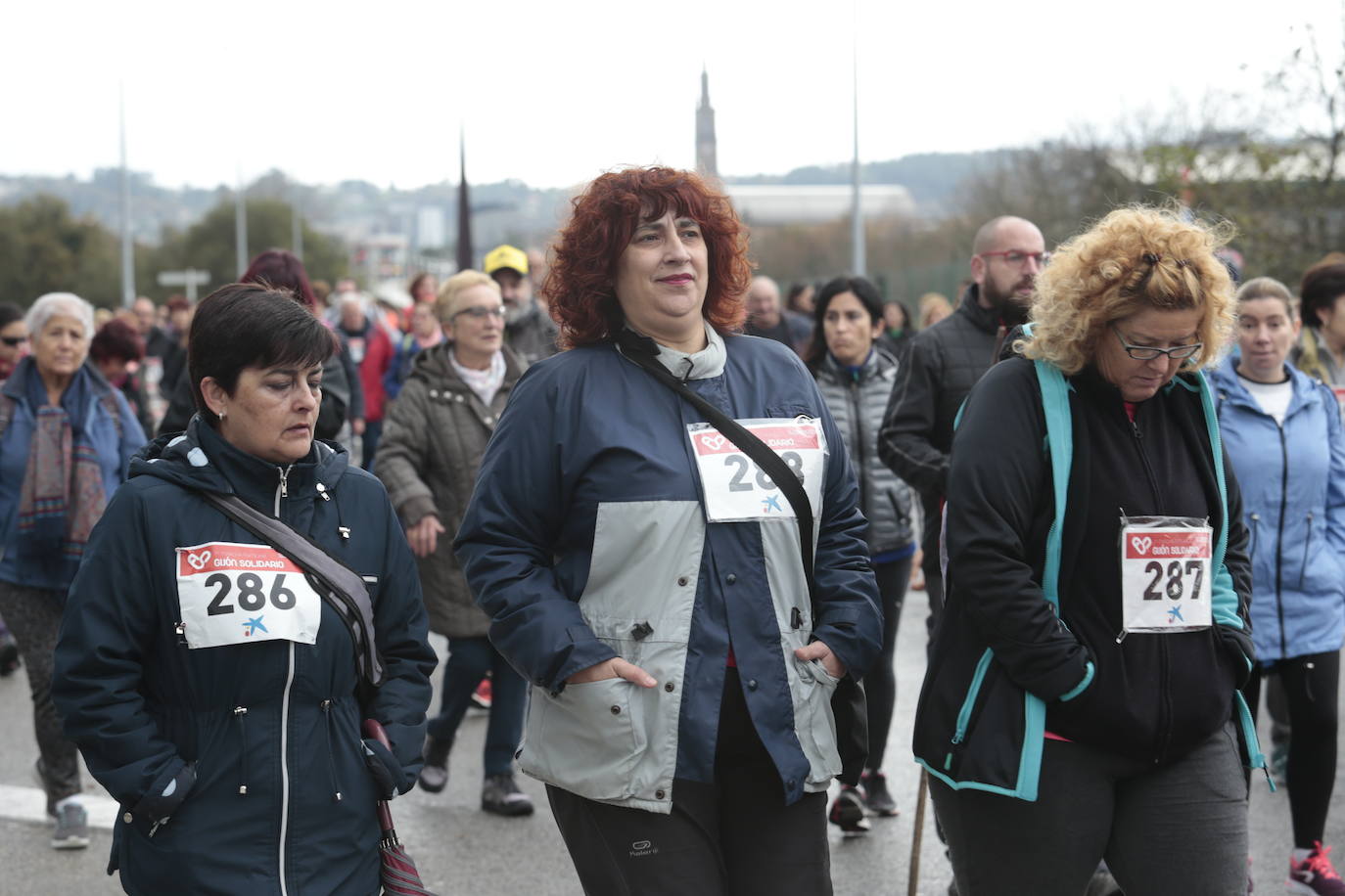 Ha llovido mucho, pero eso no mermó los ánimos de los participantes en la Marcha Familiar Solidaria de EL COMERCIO, organizada este año en beneficio de la asociación Galbán, dedicada a apoyar a familias de niños con cáncer.