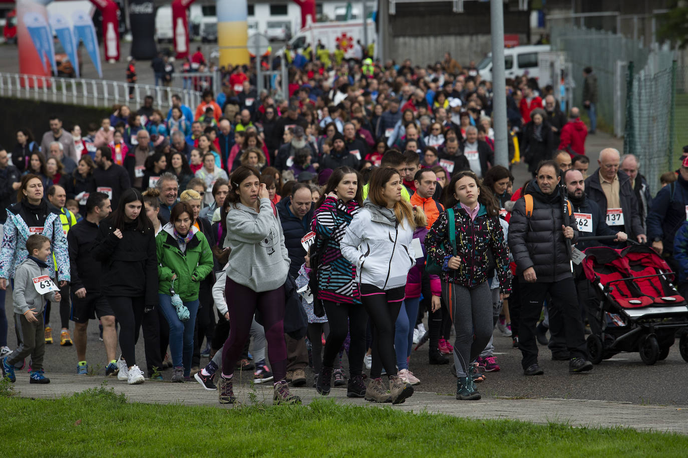 Ha llovido mucho, pero eso no mermó los ánimos de los participantes en la Marcha Familiar Solidaria de EL COMERCIO, organizada este año en beneficio de la asociación Galbán, dedicada a apoyar a familias de niños con cáncer.