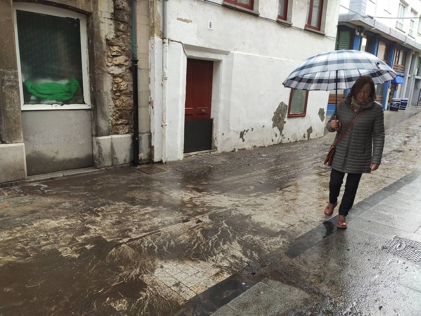 Fotos: Las intensas lluvias causan inundaciones en Gijón y Luanco