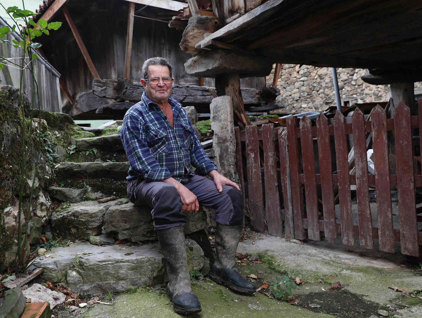 Marcelino 'Ino' Fernández Antón, ante la panera de la que tiene una cuarta parte. 