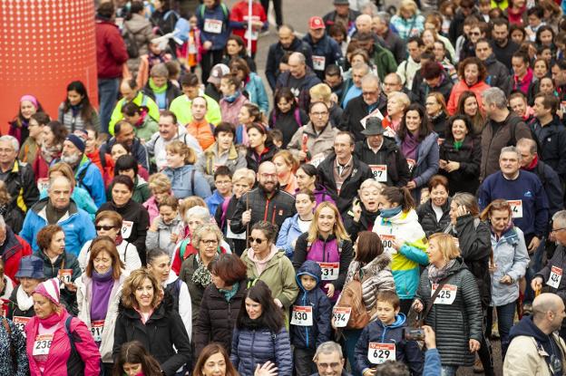 Una multitud inicia la marcha, en Las Mestas, cuando la lluvia aún no había comenzado. 