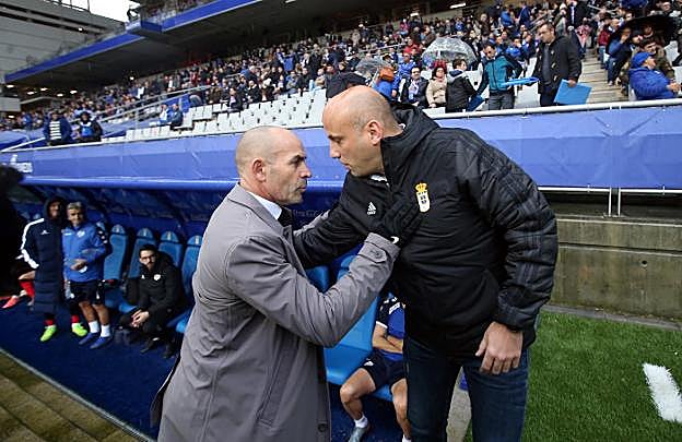 Paco Jémez saluda de forma efusiva a Javi Rozada. 
