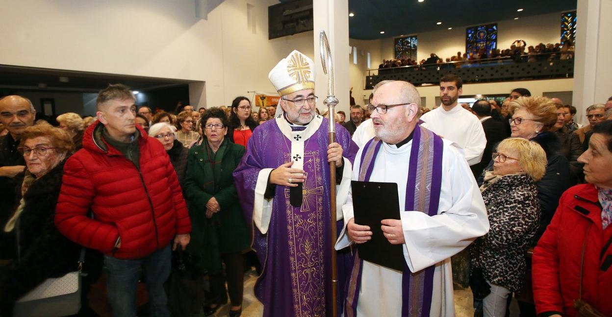 El arzobispo, Jesús Sanz Montes, junto al párroco de La Tenderina, Alberto Reigada, antes del inicio de la misa inaugural del templo ampliado. 