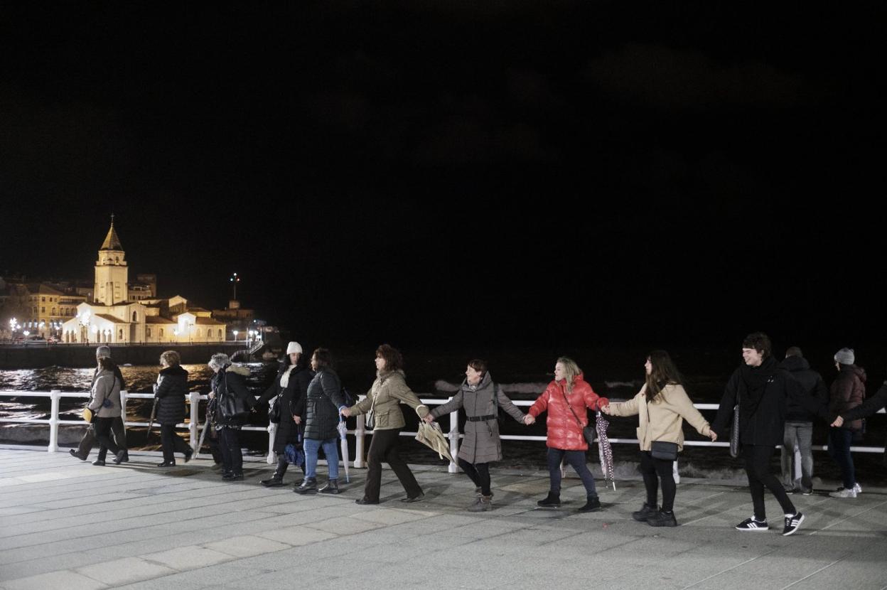 Participantes en la cadena humana contra la serofobia que caminó anoche desde la Escalerona hasta la plaza Mayor 