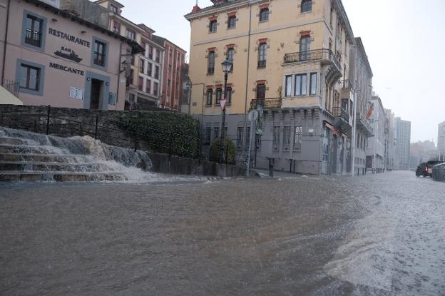 Gijón. Inundaciones que presentaba la zona de la cuesta del Cholo, entre el barrio de Cimavilla y el puerto deportivo gijonés, durante la mañana de ayer. 