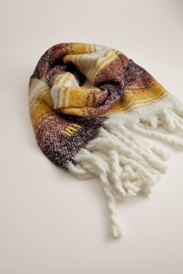 Chal tipo bufanda con estampado de cuadros y efecto pelo de Cortefiel, 39 euros.