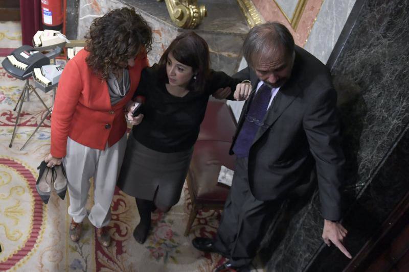 La diputada asturiana, portavoz del PSOE en el Congreso, ha tropezado este martes en las escaleras del hemiciclo cuando se dirigía a votar y se ha caído al suelo junto al escaño del presidente del Gobierno en funciones, Pedro Sánchez.