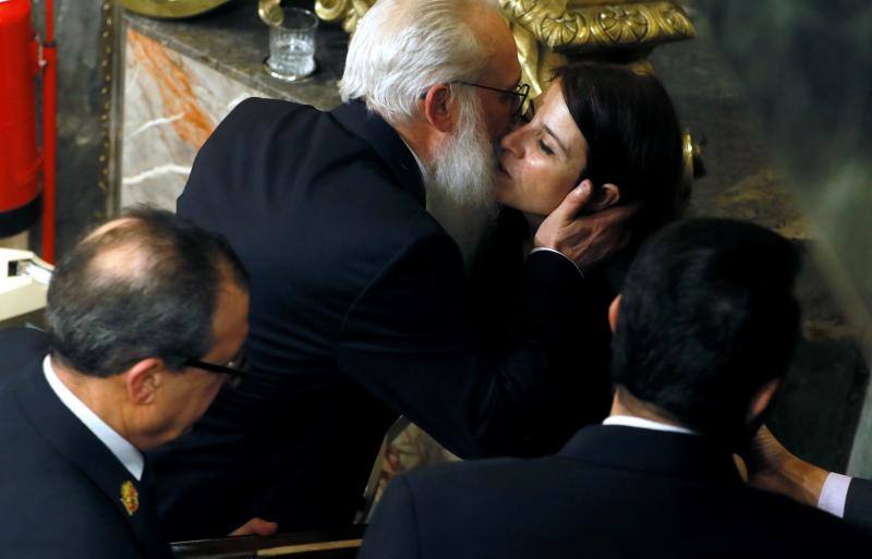 La diputada asturiana, portavoz del PSOE en el Congreso, ha tropezado este martes en las escaleras del hemiciclo cuando se dirigía a votar y se ha caído al suelo junto al escaño del presidente del Gobierno en funciones, Pedro Sánchez.