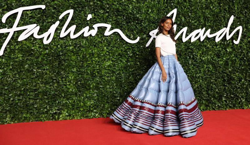 De la modelo Winnie Harlow a Alexa Chung, pasando por Julia Roberts o Naomi Campbell, estos han sido algunos de los looks más impresionantes de esta nueva cita de moda británica que ayer tuvo lugar en el Royal Albert Hall de Londres. Estos Fashion Awards 2019 han vuelto a estar repletos de glamour y nos han regalado looks espectaculares y sobre todo dignos de una alfombra roja como esta. Hemos recopilado los mejores.