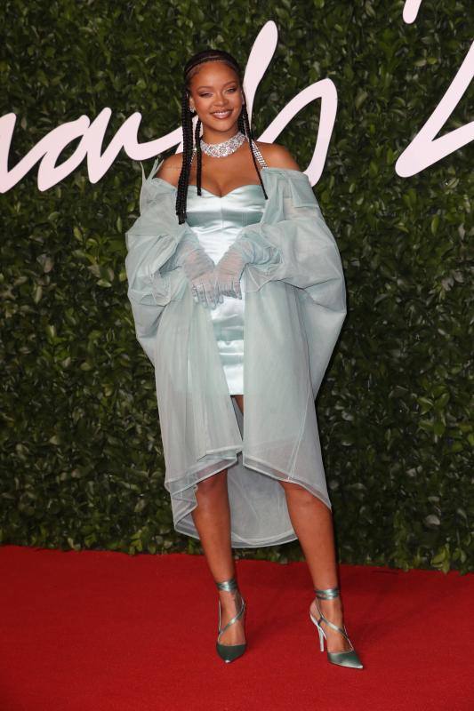 De la modelo Winnie Harlow a Alexa Chung, pasando por Julia Roberts o Naomi Campbell, estos han sido algunos de los looks más impresionantes de esta nueva cita de moda británica que ayer tuvo lugar en el Royal Albert Hall de Londres. Estos Fashion Awards 2019 han vuelto a estar repletos de glamour y nos han regalado looks espectaculares y sobre todo dignos de una alfombra roja como esta. Hemos recopilado los mejores.