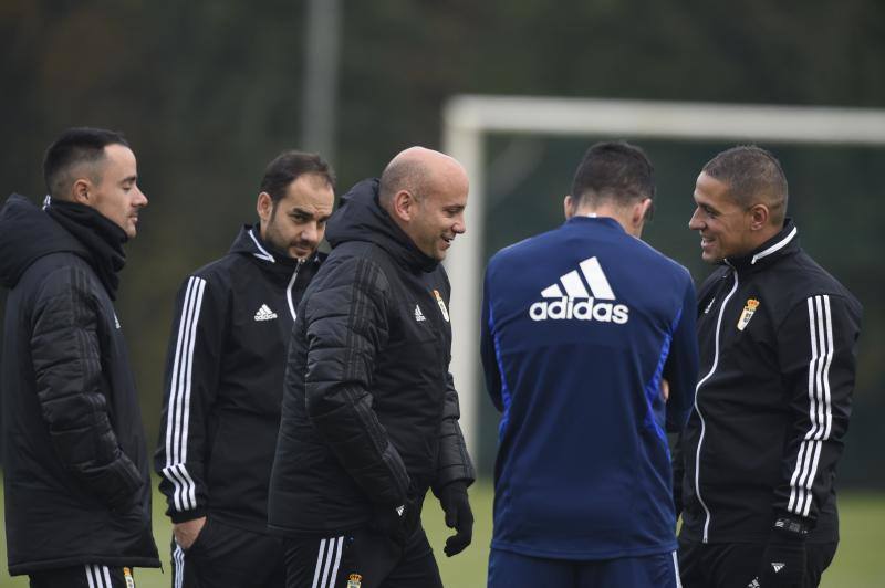 Los jugadores del Real Oviedo han entrenado este martes para intentar ganar los tres puntos en la próxima jornada contra el Alcorcón. 