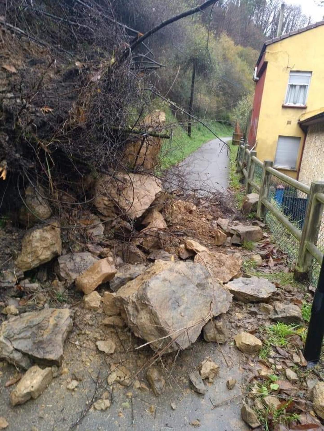 Desprendimiento de rocas sobre una pista finlandesa cerca de una vivienda en Mieres. 