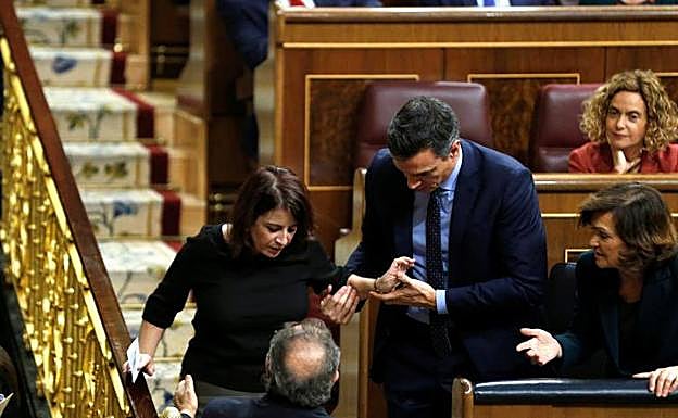 Pedro Sánchez ayuda a Adriana Lastra tras su incidente.