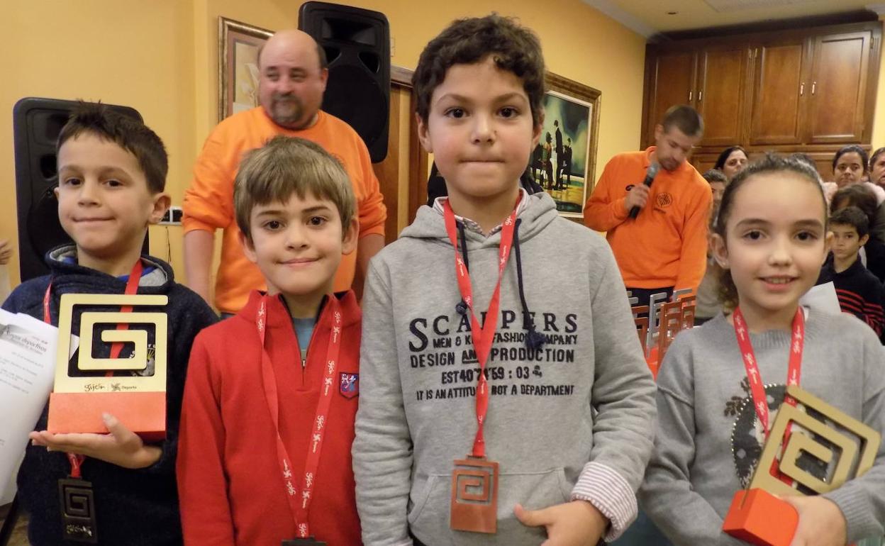 Mateo Menéndez, Javier Rodríguez, Diego Menéndez y Claudia Menéndez, podio sub 8 