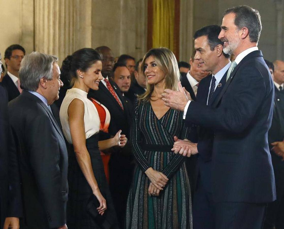 La Reina Letizia impresionó con su look elegido para la recepción de los invitados a la conferencia sobre el Cambio Climático. Un estilismo que integraba una falda de H&M Conscious reciclada, que combinó a la perfección con una blusa blanca de Hugo Boss y unos stilettos negros de Manolo Blahnik.