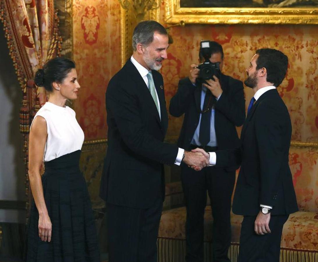 La Reina Letizia impresionó con su look elegido para la recepción de los invitados a la conferencia sobre el Cambio Climático. Un estilismo que integraba una falda de H&M Conscious reciclada, que combinó a la perfección con una blusa blanca de Hugo Boss y unos stilettos negros de Manolo Blahnik.